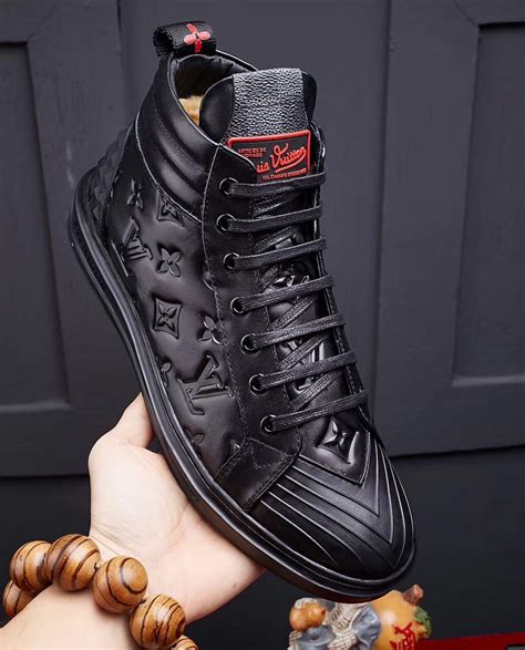 scarpe louis vuitton uomo simili|Sneakers di Louis Vuitton Pre.